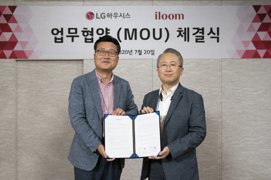 지난 20일 서울 논현동 가구거리에 위치한 LG지인 스퀘어에서 최영일(왼쪽) LG하우시스 인테리어 사업부장 상무, 강성문 일룸 대표이사가 참석한 가운데 열린 업무협약식 모습.<LG하우시스 제공>